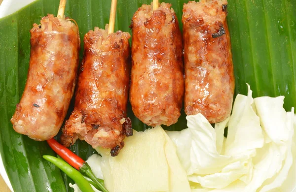 Cârnați thailandezi umplute cu orez și carne de porc mănâncă cu legume proaspete pe farfurie — Fotografie, imagine de stoc