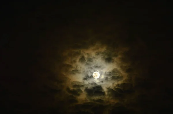 Pełnia księżyca przez rozprzestrzenianie chmury w nocy — Zdjęcie stockowe