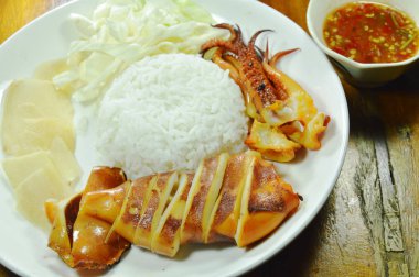 dilim lahana ve zencefil plaka üzerinde Tepesi pirinç ızgara mürekkep balığı