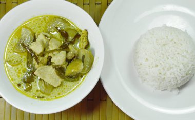 Patlıcanlı Hindistan cevizi sütü yeşil baharatlı haşlanmış tavuk köri kase ve pirinç üzerinde