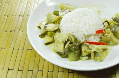 yeşil Hindistan cevizi sütü köri ve pilav plaka üzerinde patlıcan ile baharatlı haşlanmış tavuk