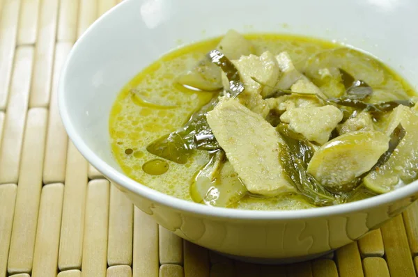 Pollo Bollito Piccante Con Melanzane Nel Latte Cocco Curry Verde — Foto Stock