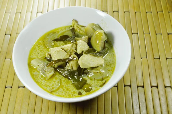 Pollo Bollito Piccante Con Melanzane Nel Latte Cocco Curry Verde — Foto Stock