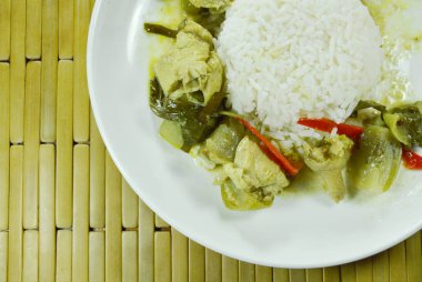 yeşil Hindistan cevizi sütü köri ve pilav plaka üzerinde patlıcan ile baharatlı haşlanmış tavuk