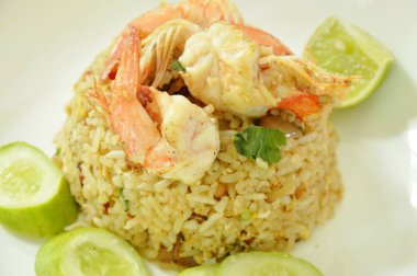 karides ve salatalık beyaz tabakta ile kızarmış pilav