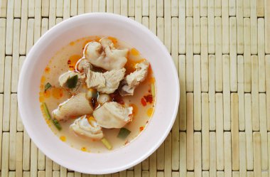  kase üzerinde Tom Yum çorbası baharatlı haşlanmış domuz bacak