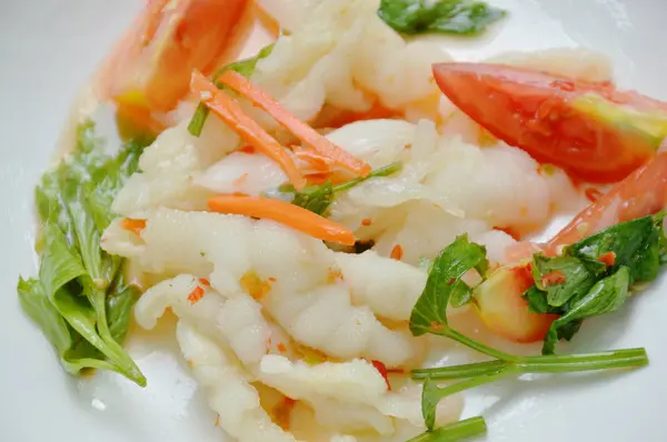Kaki ayam pedas dengan cabai dan salad jeruk nipis di piring putih — Stok Foto