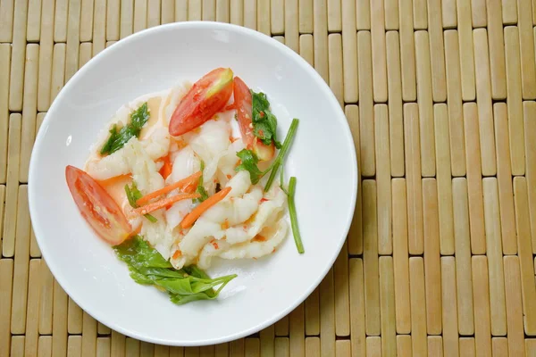Mausteinen kana jalka chilillä ja limellä salaatti valkoisella lautasella — kuvapankkivalokuva