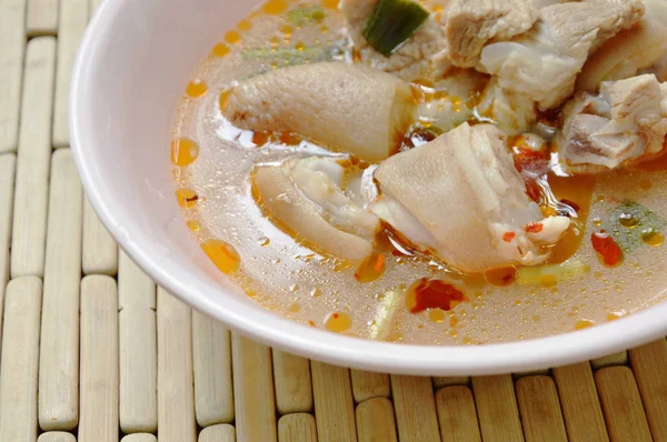 Coscia di maiale bollita piccante nella zuppa di Tom Yum sulla ciotola — Foto Stock