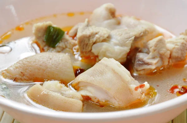 Coscia di maiale bollita piccante nella zuppa di Tom Yum sulla ciotola — Foto Stock