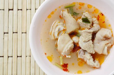  kase üzerinde Tom Yum çorbası baharatlı haşlanmış domuz bacak