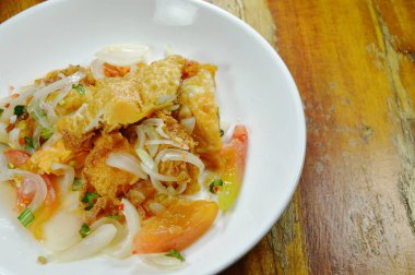  kızarmış yumurta baharatlı ve ekşi soslu salata plaka üzerinde