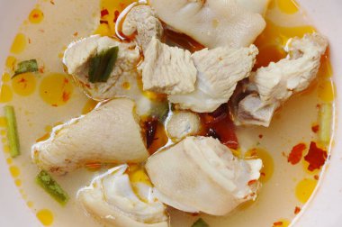  kase üzerinde Tom Yum çorbası baharatlı haşlanmış domuz bacak