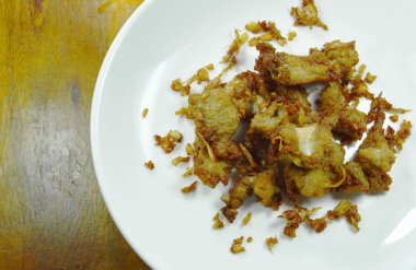  Kızarmış domuz eti kemik sarımsak ve biber beyaz tabakta fermantasyon