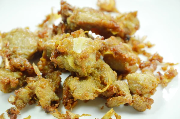 Goreng fermenting tulang babi dengan bawang putih dan lada di piring putih — Stok Foto