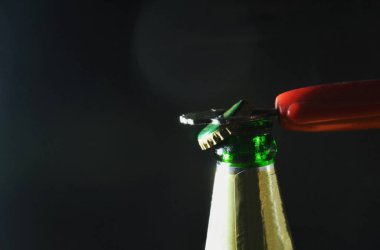  şişe açacağı bira kap siyah arka plan üzerinde açılan
