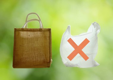 kumaş ve plastik torba yeşil zemin üzerine çevre endişe için isteğe bağlıdır