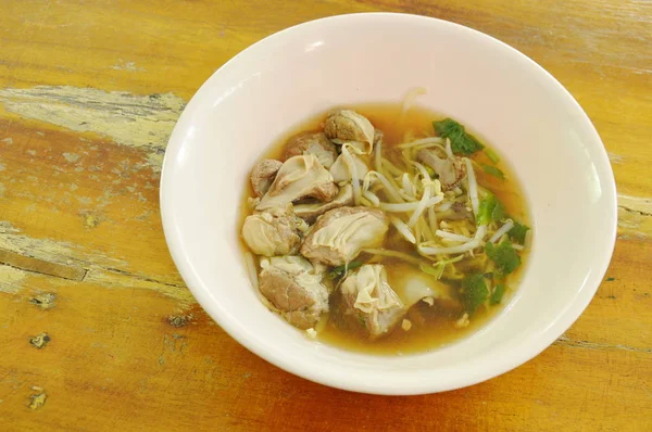 Porco refogado e broto de feijão em sopa marrom na tigela — Fotografia de Stock