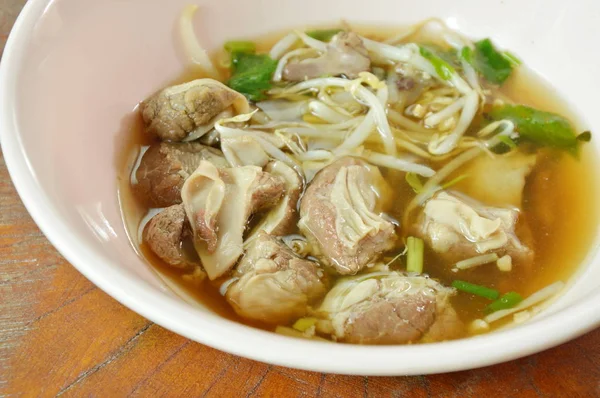 Porco refogado e broto de feijão em sopa marrom na tigela — Fotografia de Stock