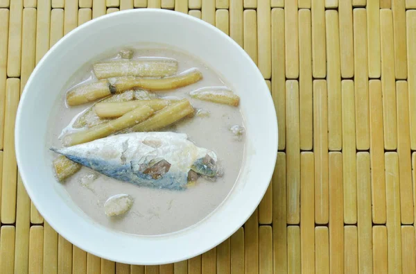 Thai cocco curry di sgombro al vapore e loto steli sulla ciotola — Foto Stock