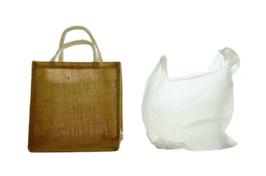 kumaş ve plastik torba çevre endişe beyaz arka plan üzerinde isteğe bağlı