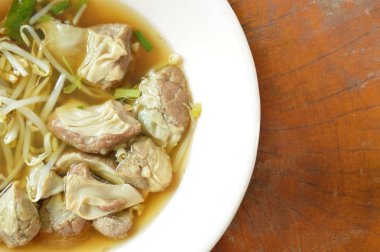  kase üzerinde kahverengi çorbası kızarmış domuz eti ve fasulye Filiz