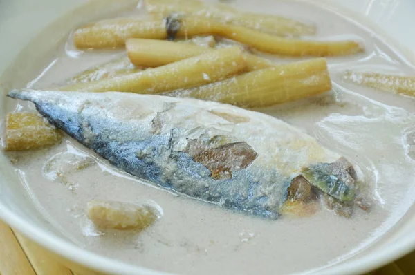 Curry de coco tailandês de cavala cozida no vapor e hastes de lótus na tigela — Fotografia de Stock