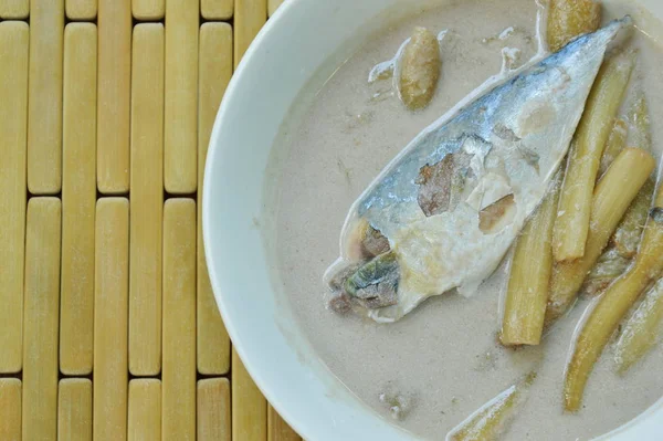 泰国椰子咖喱蒸鲭鱼和莲花茎在碗 — 图库照片