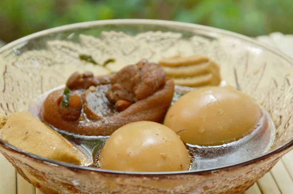 Telur Rebus Dengan Kaki Babi Dalam Sup Coklat Herbal Pada — Stok Foto