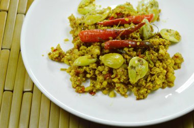  plaka üzerinde sarı köri içinde düz fasulye ile kıyılmış kızarmış