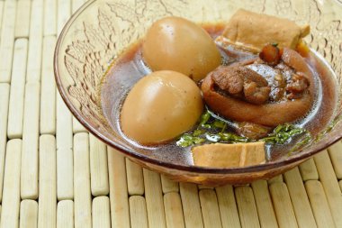  cam kase üzerinde kahverengi ot çorbası domuz bacaklı haşlanmış yumurta