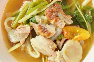 tom yum baharatlı çorba kase üzerinde mantar ve domates ile ızgara tavuk haşlanmış