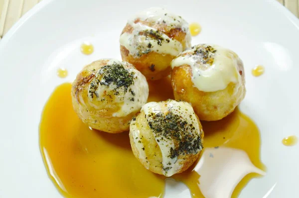 Takoyaki Japonca kızartılmış hamur tatlısı dolması kalamar soyunma mayonez plaka üzerinde tatlı soya soslu püresi yosun daldırma Tepesi
