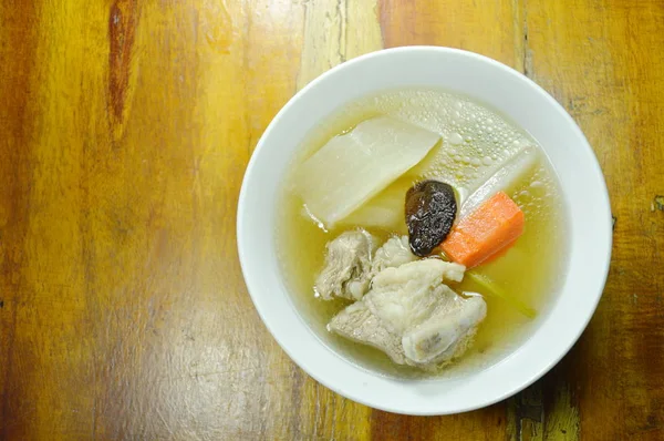 domuz kemik çorbası kupa ile haşlanmış turp