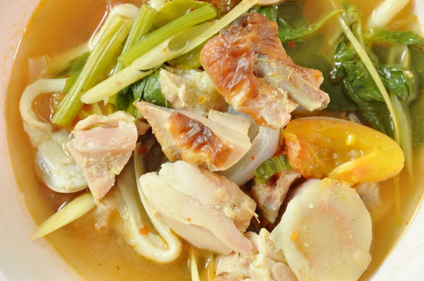 tom yum baharatlı çorba kase üzerinde mantar ve domates ile ızgara tavuk haşlanmış