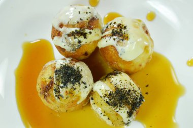  Takoyaki Japonca kızartılmış hamur tatlısı dolması kalamar soyunma mayonez plaka üzerinde tatlı soya soslu püresi yosun daldırma Tepesi