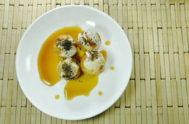  Takoyaki Japonca kızartılmış hamur tatlısı dolması kalamar soyunma mayonez plaka üzerinde tatlı soya soslu püresi yosun daldırma Tepesi