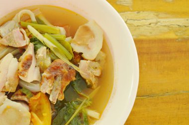  tom yum baharatlı çorba kase üzerinde mantar ve domates ile ızgara tavuk haşlanmış
