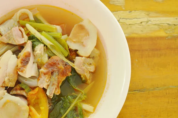  tom yum baharatlı çorba kase üzerinde mantar ve domates ile ızgara tavuk haşlanmış