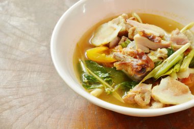  tom yum baharatlı çorba kase üzerinde mantar ve domates ile ızgara tavuk haşlanmış