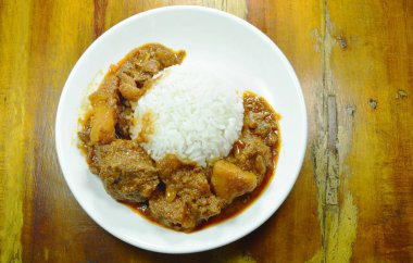  domuz eti köri ve patates pirinç plaka üzerinde