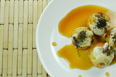  Takoyaki Japonca kızartılmış hamur tatlısı dolması kalamar soyunma mayonez plaka üzerinde tatlı soya soslu püresi yosun daldırma Tepesi