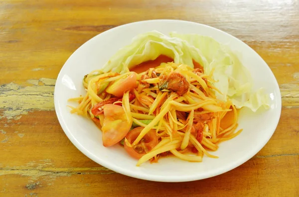 Som tum Thai kryddig grön papaya med picklad mussel sallad på maträtt — Stockfoto