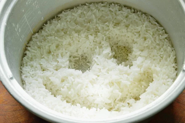 Arroz con cara sonriente en olla eléctrica — Foto de Stock