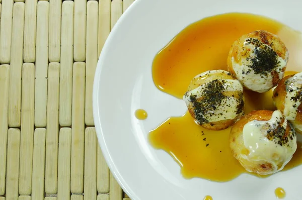  Takoyaki Japonca kızartılmış hamur tatlısı dolması kalamar soyunma mayonez plaka üzerinde tatlı soya soslu püresi yosun daldırma Tepesi