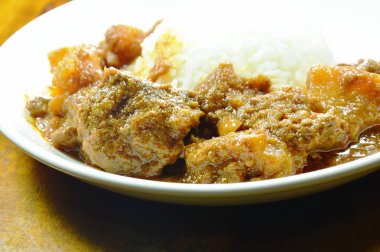 domuz eti köri ve patates pirinç plaka üzerinde