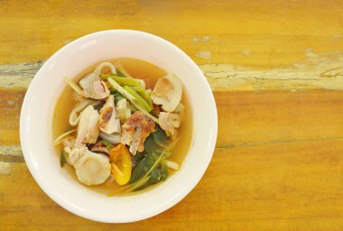 tom yum baharatlı çorba kase üzerinde mantar ve domates ile ızgara tavuk haşlanmış