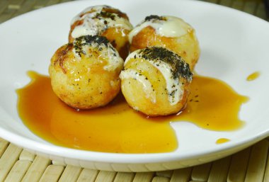 Takoyaki Japonca kızartılmış hamur tatlısı dolması kalamar soyunma mayonez plaka üzerinde tatlı soya soslu püresi yosun daldırma Tepesi