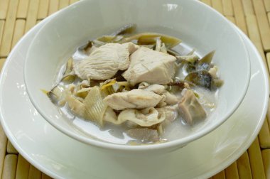 dilim muz çiçeği içinde Hindistan cevizi sütü çorba kupa ile haşlanmış tavuk