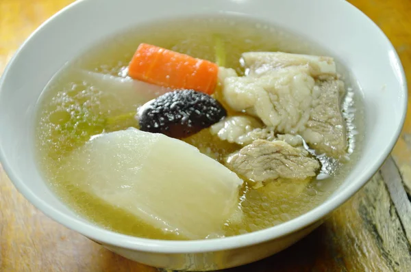 domuz kemik çorbası kupa ile haşlanmış turp